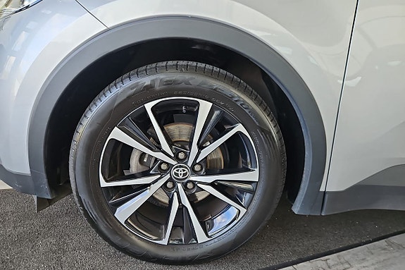 Toyota C-HR 11 of 16