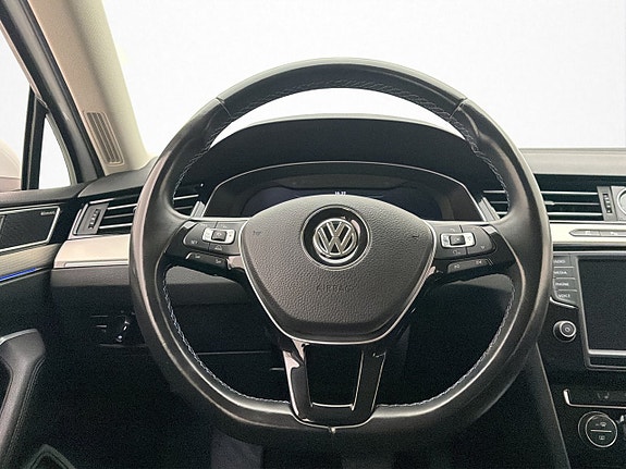 Volkswagen Passat 17 of 30