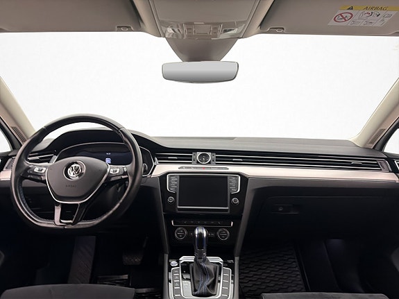 Volkswagen Passat 16 of 30