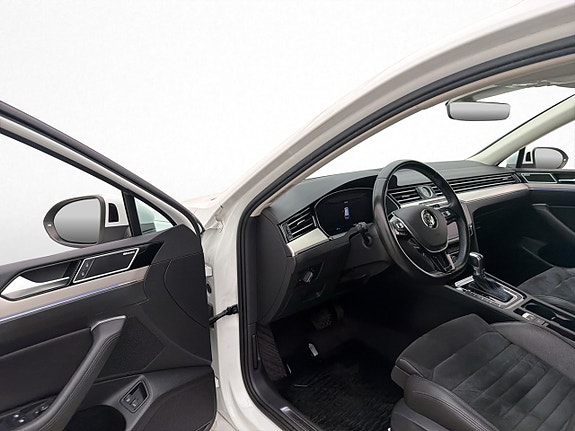 Volkswagen Passat 12 of 30