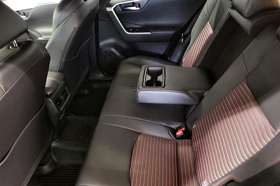 Toyota RAV4 Plug-in Hybrid 16 of 26