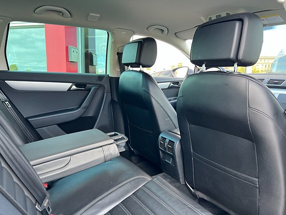 Volkswagen Passat Alltrack 12 of 16
