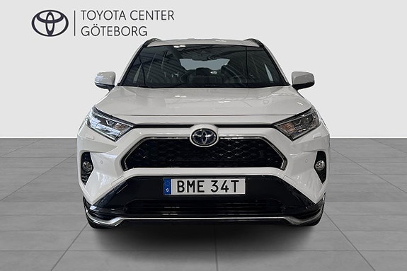 Toyota RAV4 Plug-in Hybrid 8 of 13