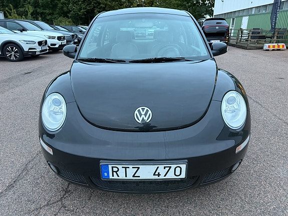 Volkswagen New Beetle 2 of 12