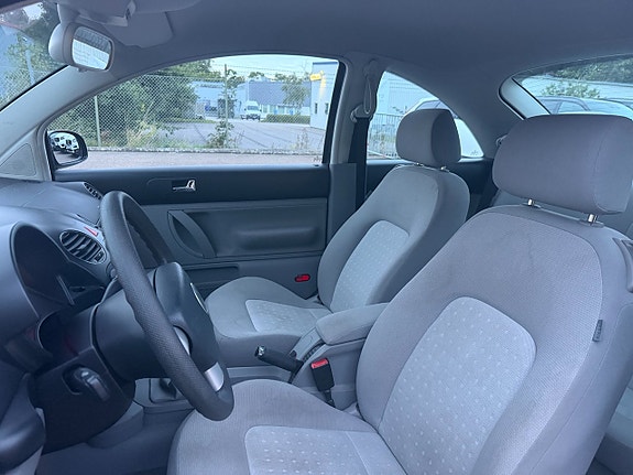 Volkswagen New Beetle 6 of 12