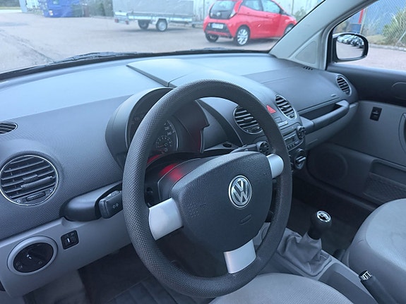 Volkswagen New Beetle 5 of 12