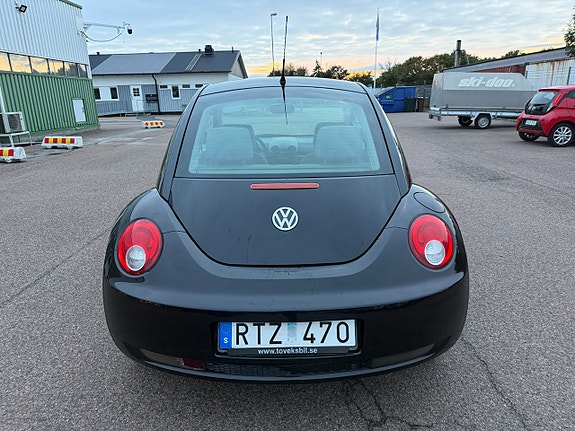Volkswagen New Beetle 4 of 12