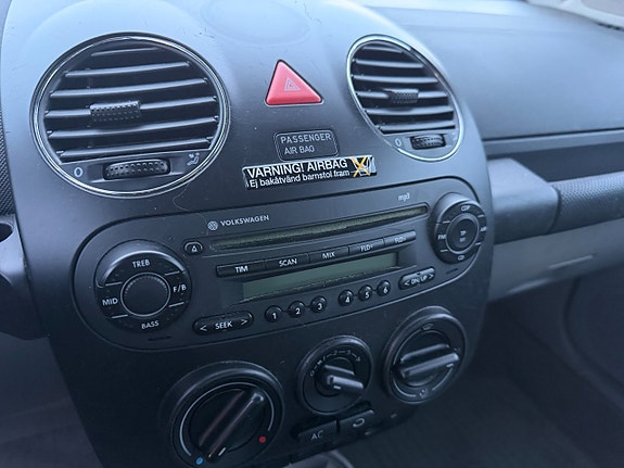 Volkswagen New Beetle 9 of 12