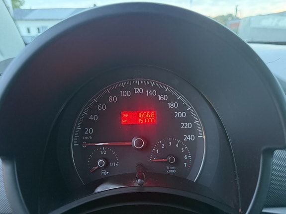 Volkswagen New Beetle 8 of 12