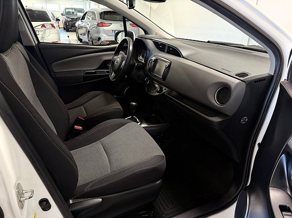 Toyota Yaris 5 of 8