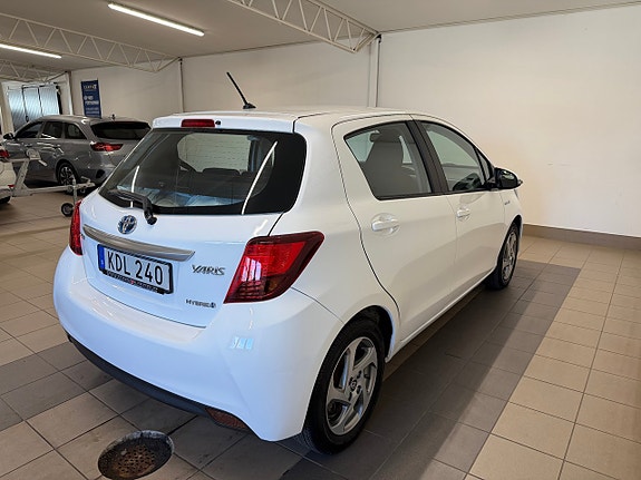 Toyota Yaris 4 of 8