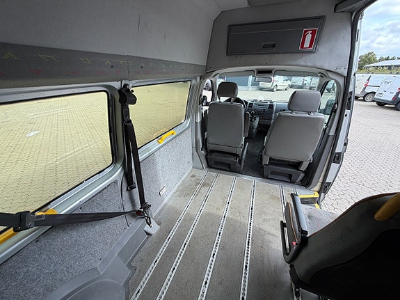 Volkswagen Caravelle 19 of 28
