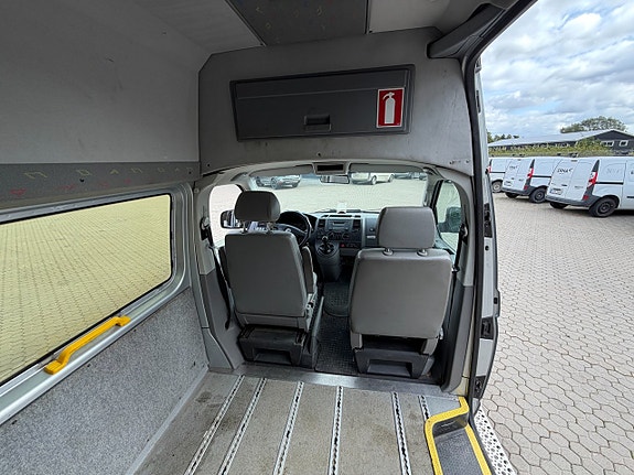 Volkswagen Caravelle 21 of 28