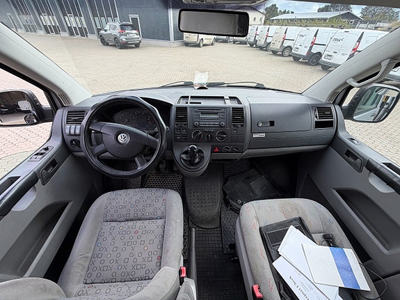 Volkswagen Caravelle 24 of 28