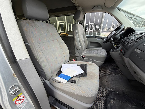 Volkswagen Caravelle 25 of 28