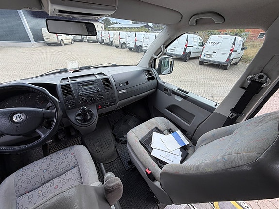 Volkswagen Caravelle 23 of 28