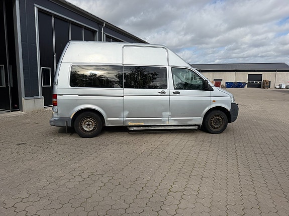 Volkswagen Caravelle 10 of 28