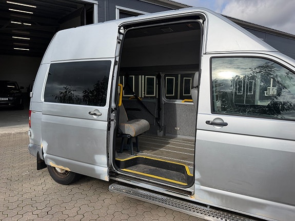 Volkswagen Caravelle 8 of 28