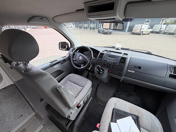 Volkswagen Caravelle 20 of 28