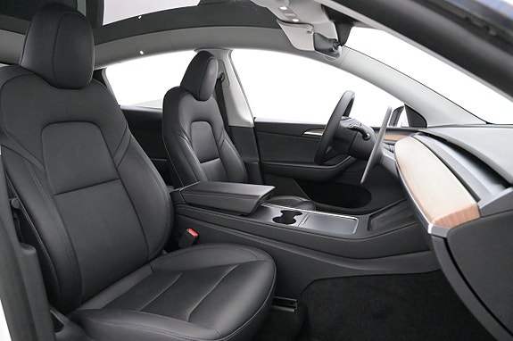 Tesla Model Y 12 of 27