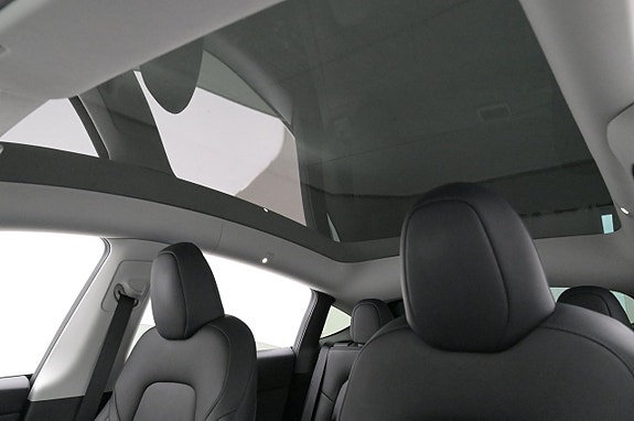 Tesla Model Y 24 of 27