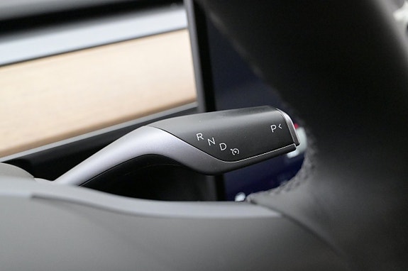 Tesla Model Y 8 of 27