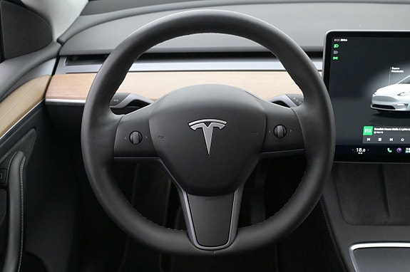 Tesla Model Y 7 of 27