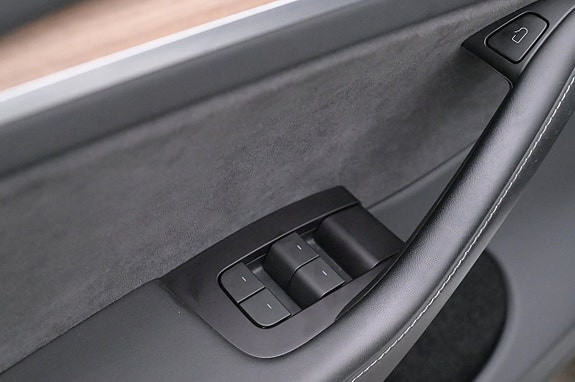 Tesla Model Y 10 of 27