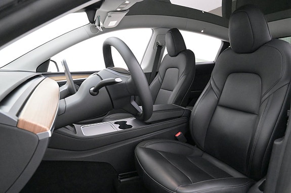 Tesla Model Y 9 of 27