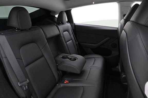 Tesla Model Y 25 of 27