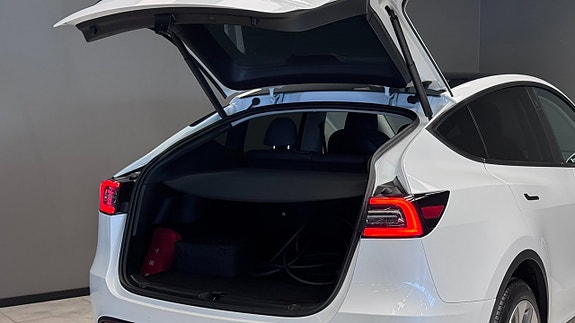 Tesla Model Y 16 of 21