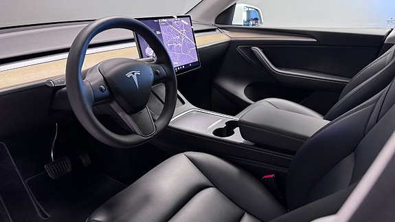 Tesla Model Y 7 of 21