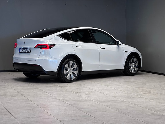 Tesla Model Y 19 of 21