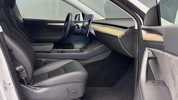 Tesla Model Y 8 of 21