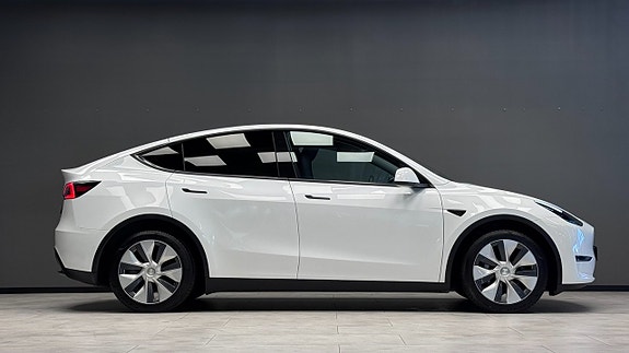 Tesla Model Y 5 of 21
