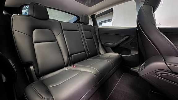 Tesla Model Y 10 of 21