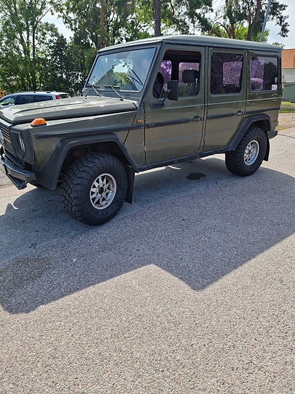 Mercedes-Benz 300 GD 2 of 7