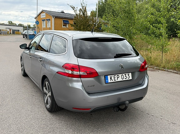 Peugeot 308 SW 2 of 6