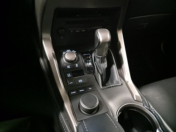 Lexus NX300h 16 of 18