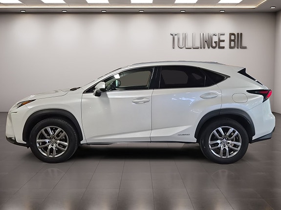 Lexus NX300h 2 of 18