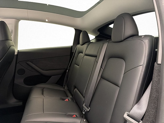 Tesla Model Y 25 of 30