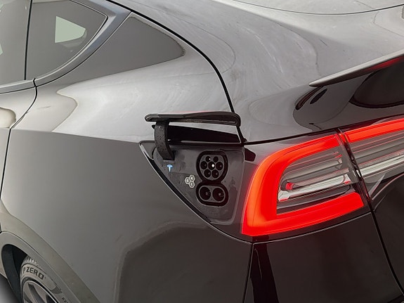 Tesla Model Y 10 of 30