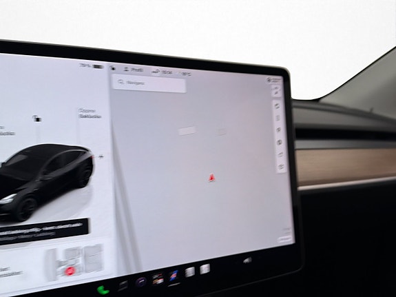 Tesla Model Y 18 of 30