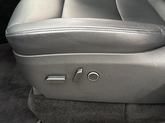 Tesla Model Y 28 of 30