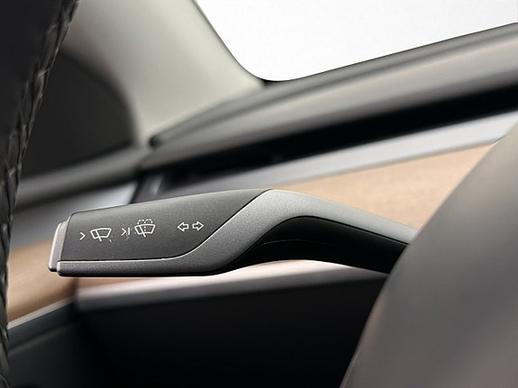 Tesla Model Y 27 of 30