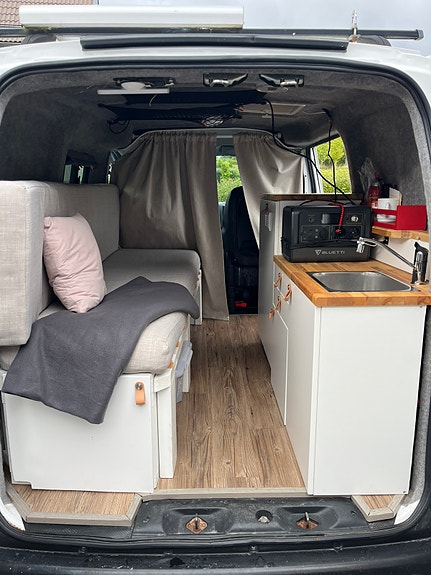 Nissan NV200 6 of 17