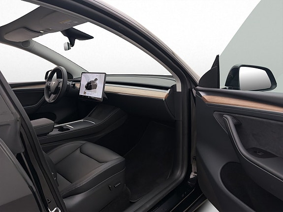 Tesla Model Y 16 of 30