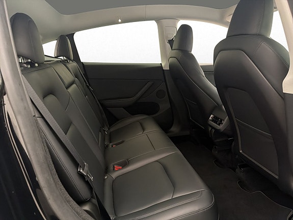 Tesla Model Y 17 of 30