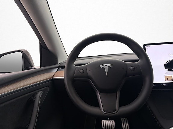 Tesla Model Y 14 of 30