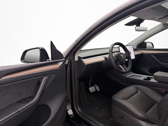 Tesla Model Y 12 of 30